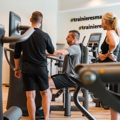 body & mind lounge Podersdorf: EGYM Einweisung an den Geräten.